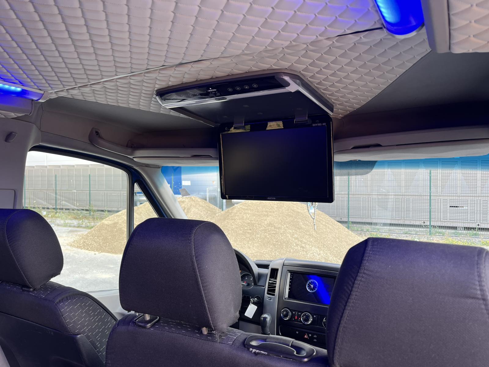 Detalj enterijera Mercedes Sprinter VIP kombija