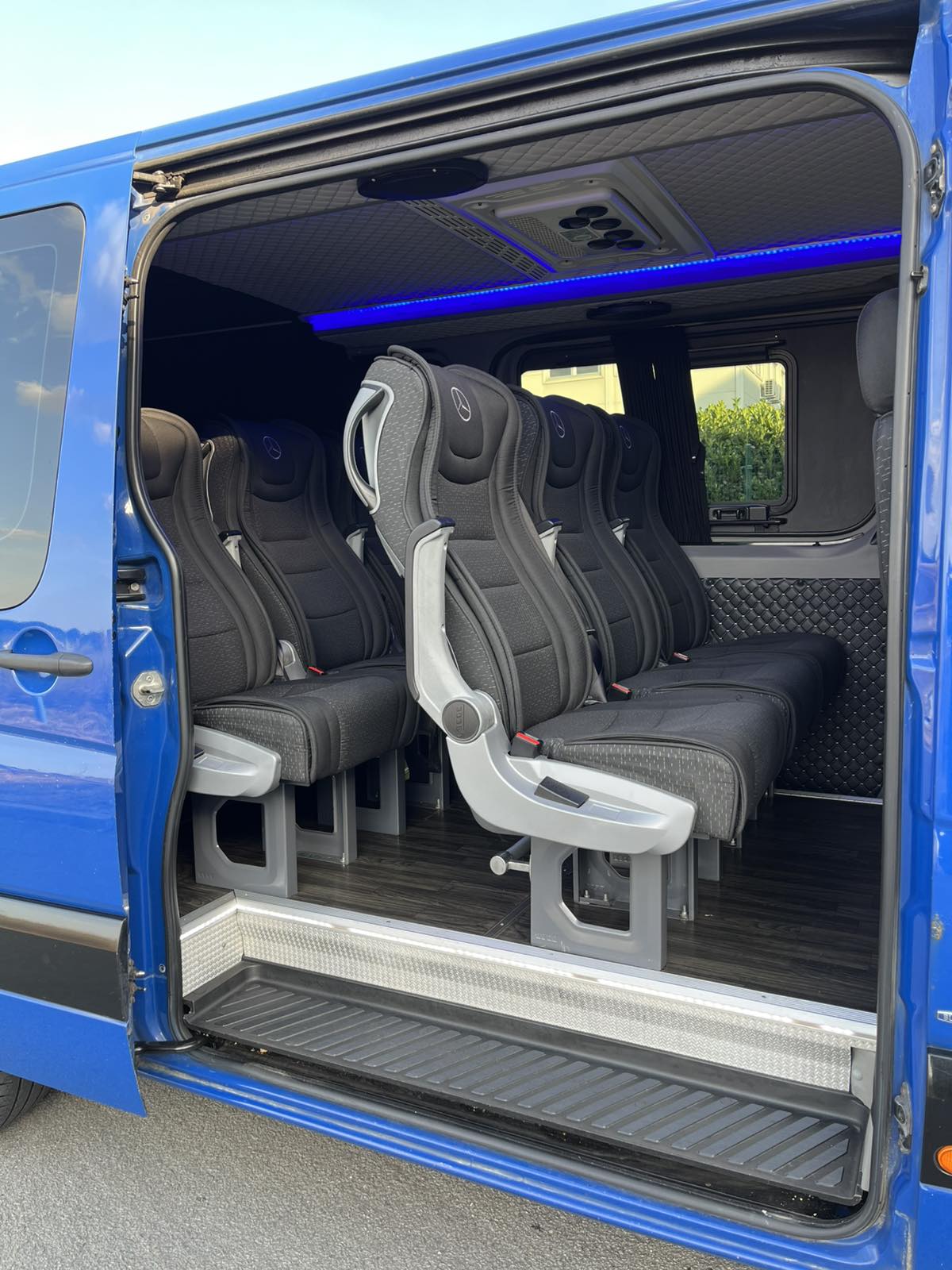 Unutrašnjost Mercedes Sprinter VIP kombija za najam u Vršcu